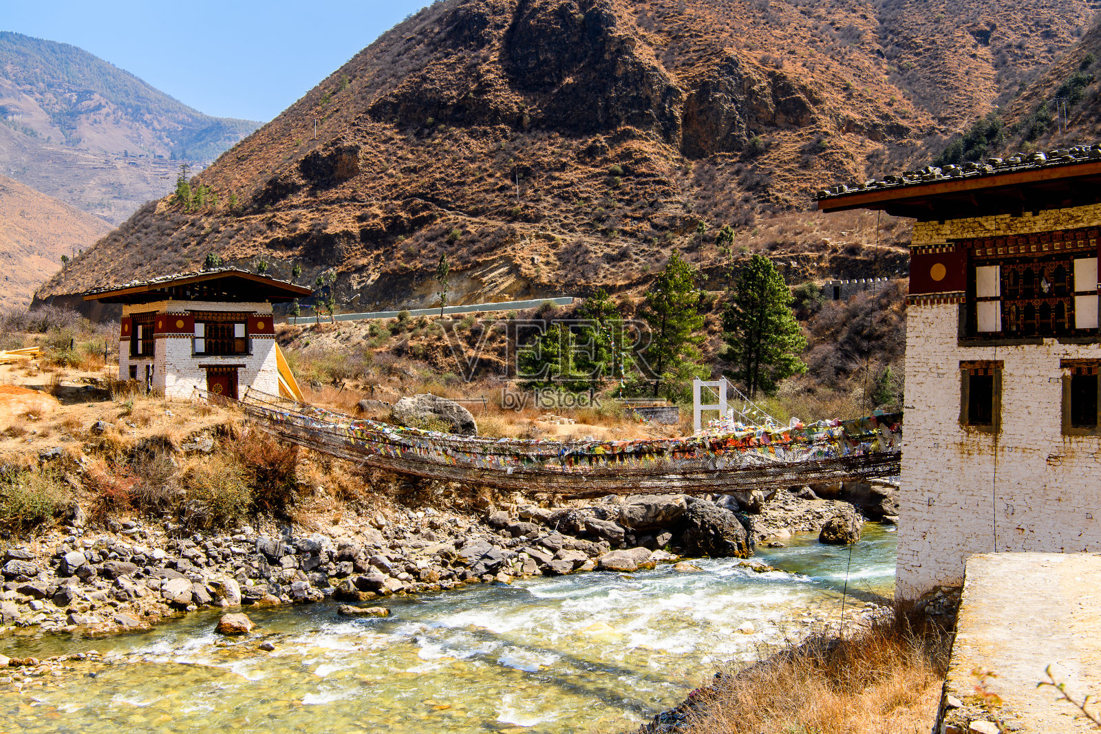 Tamchog Lhakhang桥和帕罗河谷的自然，不丹照片摄影图片