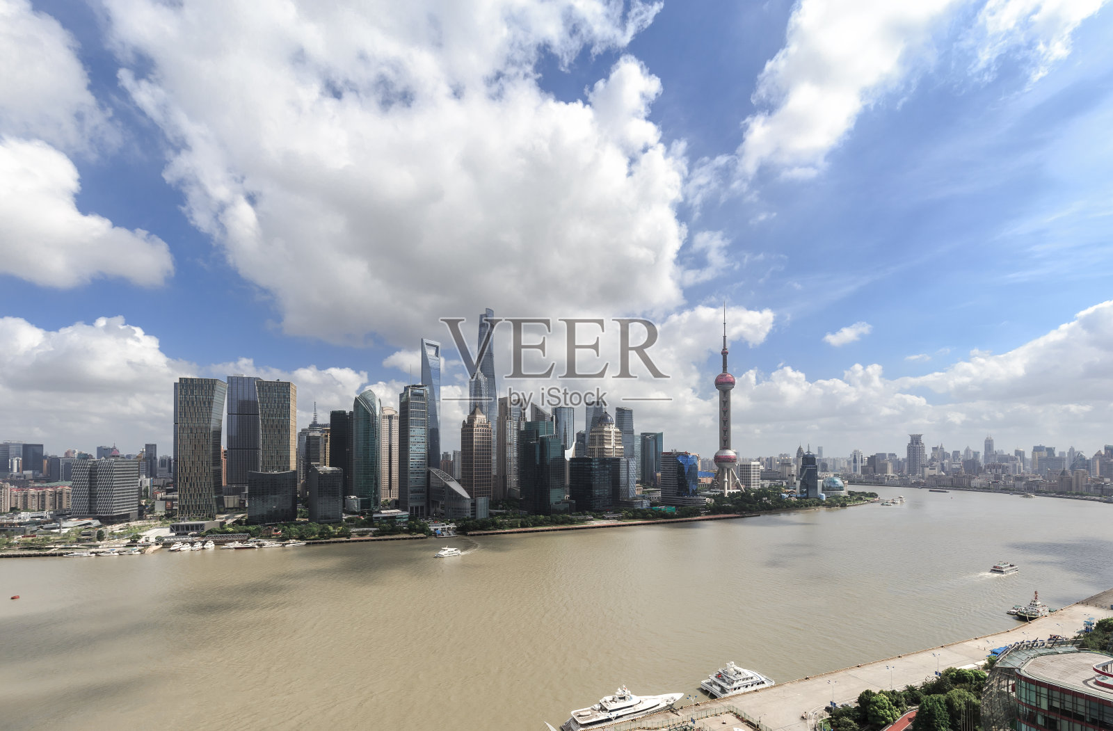 台风天空中的上海城市景观和天际线照片摄影图片