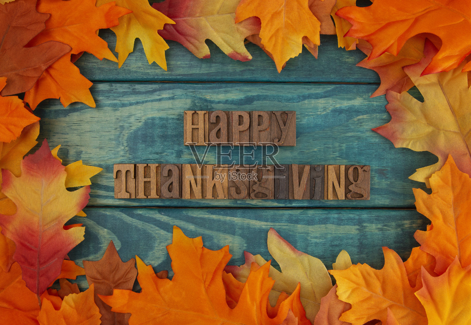 快乐的感恩节背景与秋天的树叶在蓝色的木头照片摄影图片