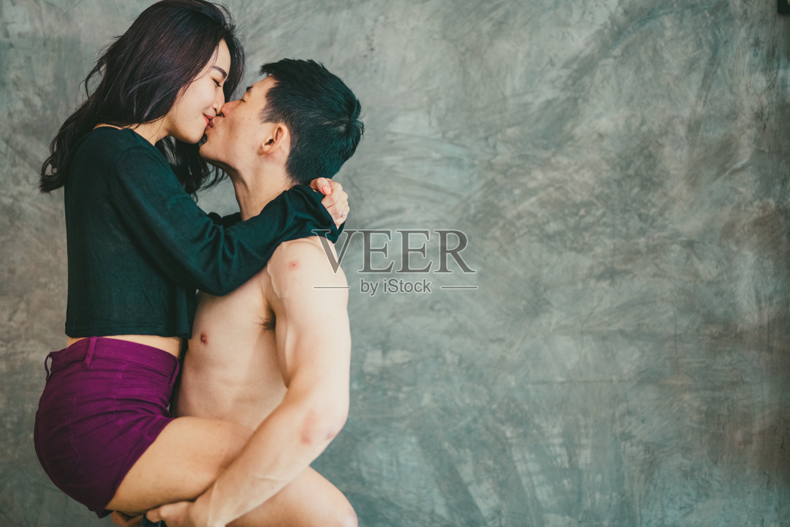 亚洲华人夫妇互相拥抱，共度美好时光照片摄影图片