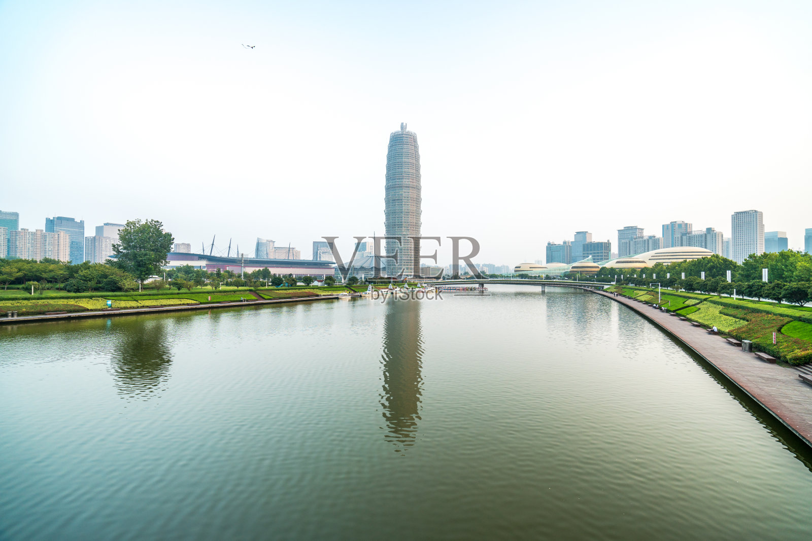 郑州地标和水中倒影照片摄影图片
