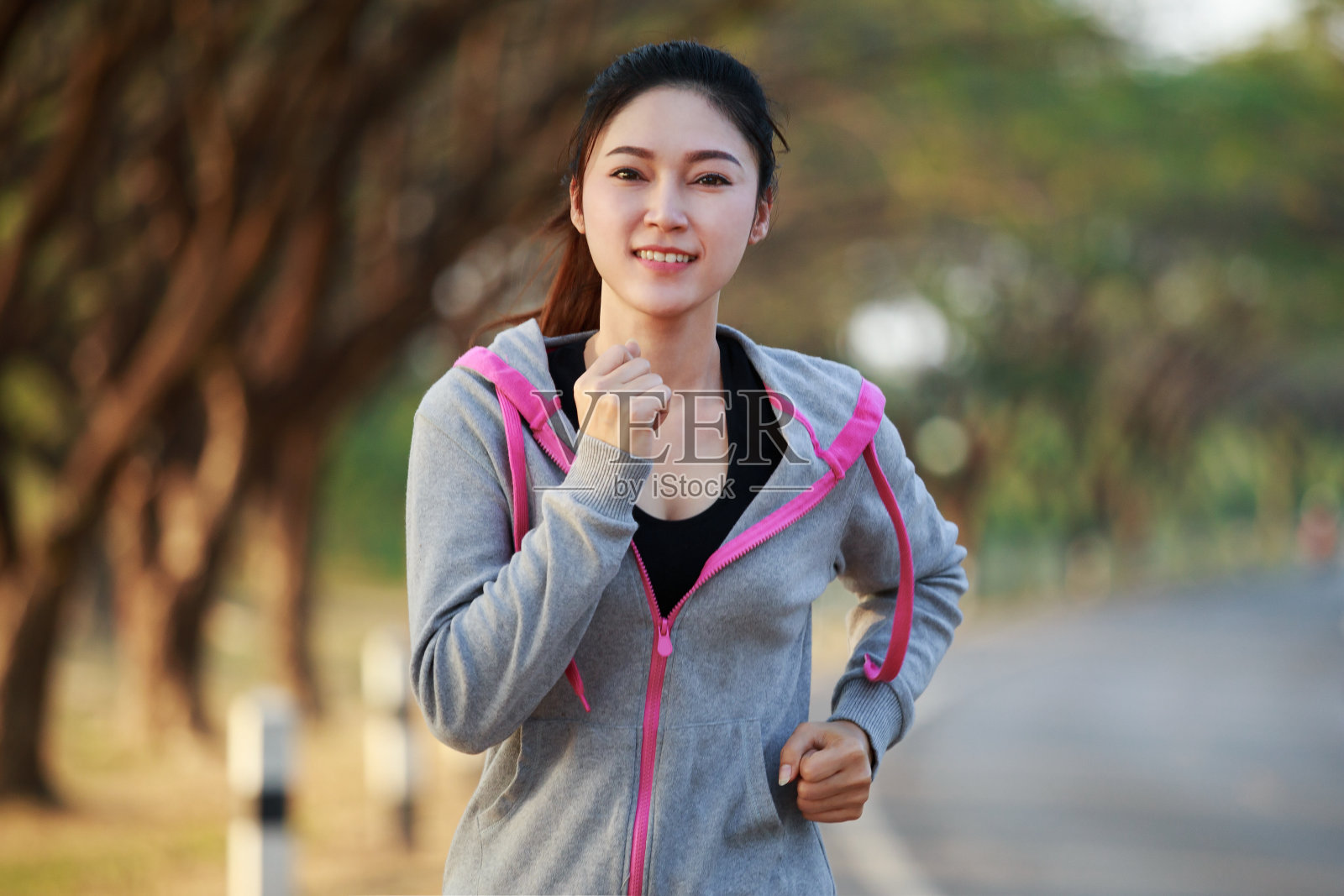 健身女性在公园里跑步照片摄影图片
