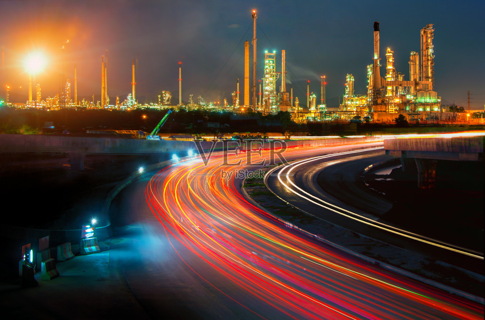 美丽的炼油厂照明在重石化产业中用作电力，道路上的炼油厂在暮色时间背景下的蓝天照片摄影图片
