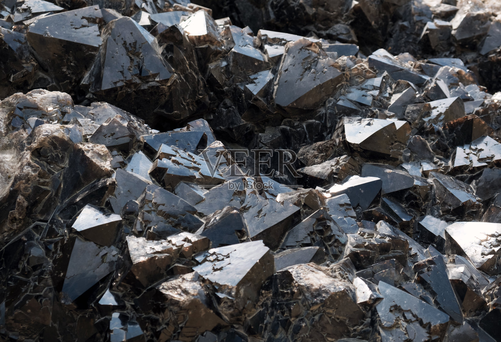 黑色石英宝石晶体-一种大型石英石形成的各种晶体照片摄影图片