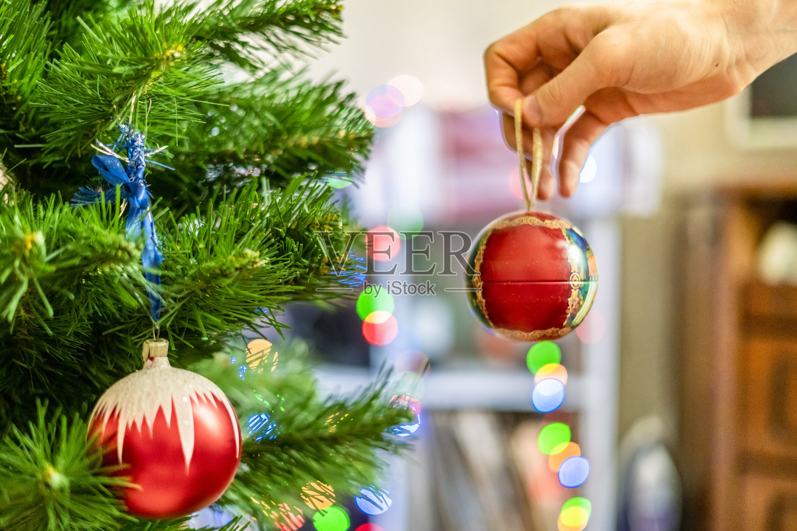近手装饰圣诞树与美丽的红色球玩具照片摄影图片