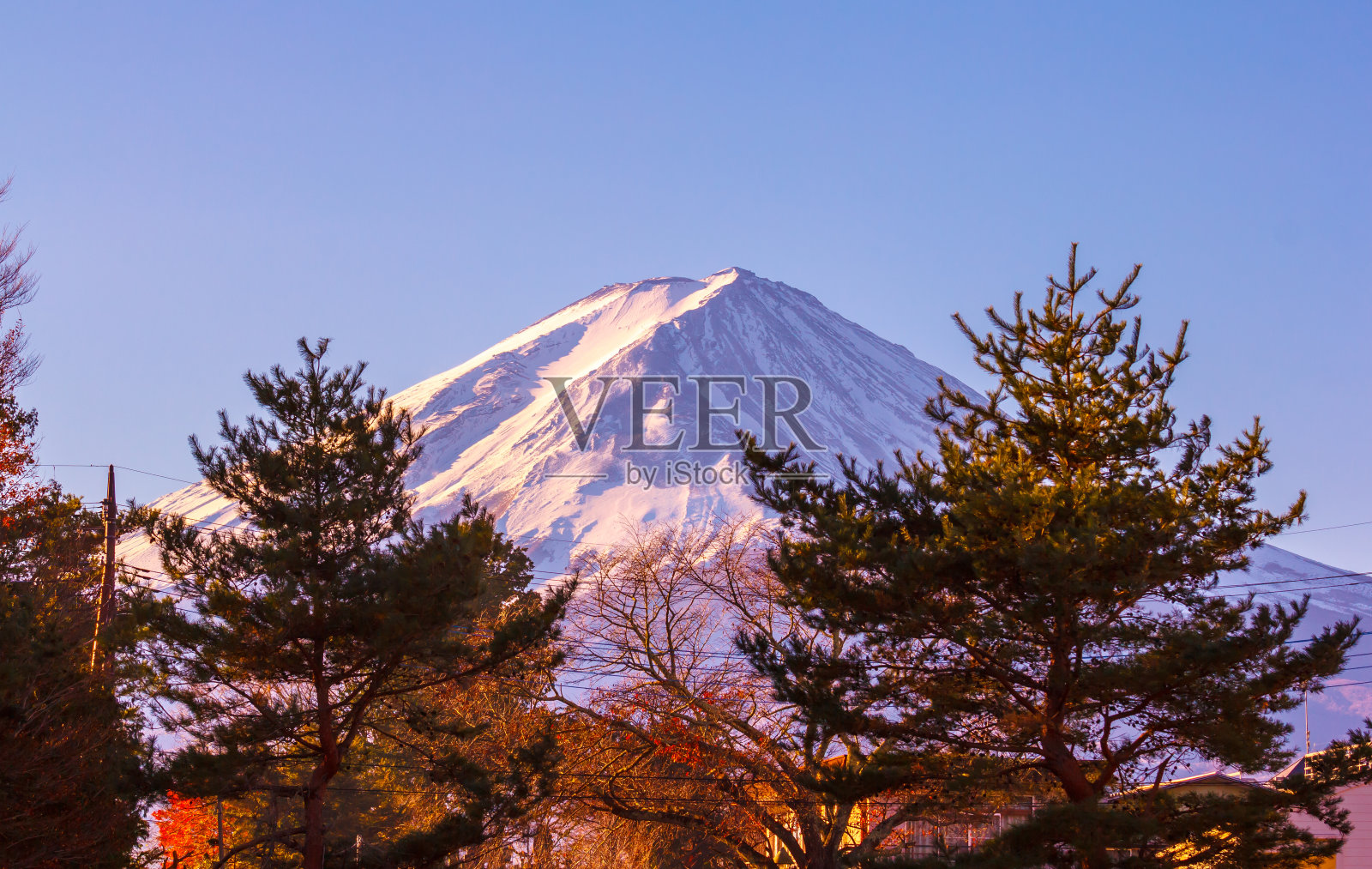 富士火山是日本川口町市的另一个角落。照片摄影图片