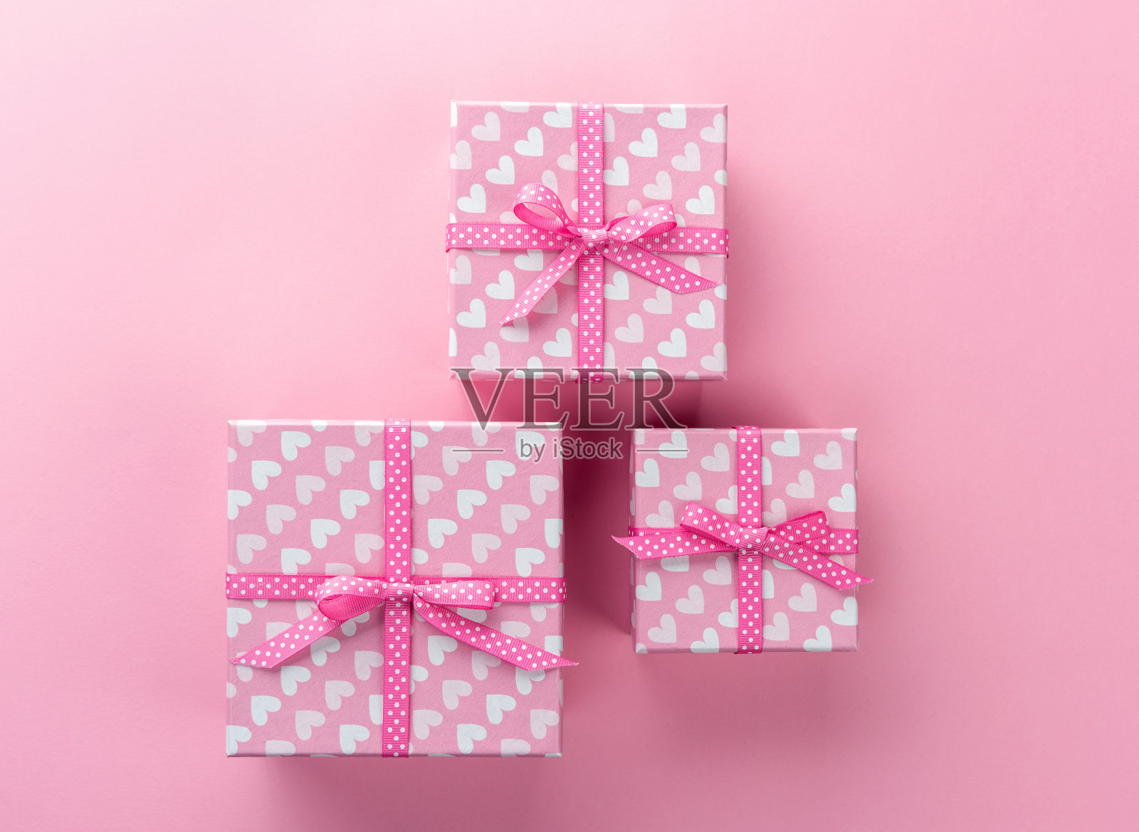 三盒礼物，粉色背景，俯视图照片摄影图片