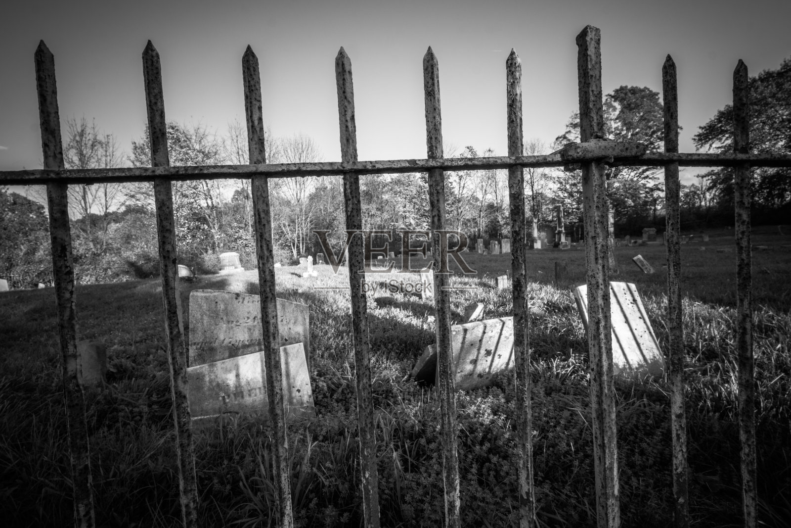 19世纪乡村小镇的老墓地和墓碑，黑白两色照片摄影图片