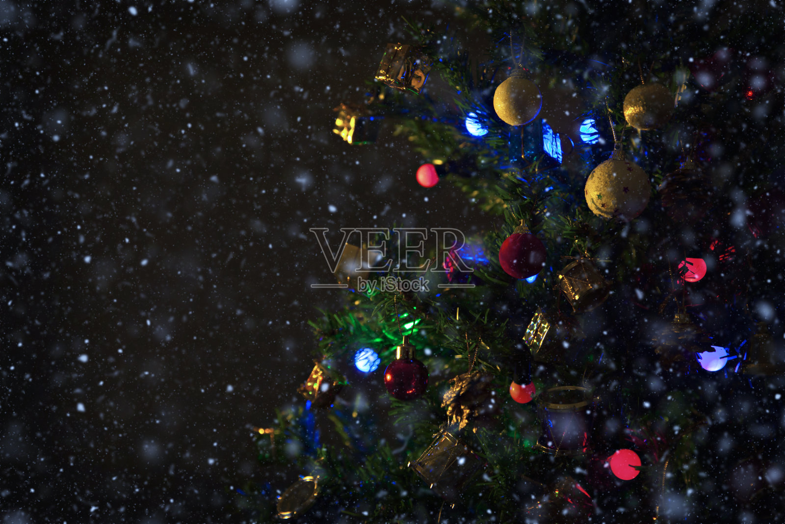 圣诞树散焦背景与雪照片摄影图片
