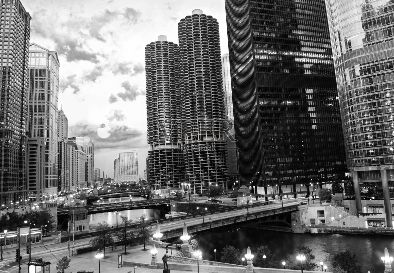 芝加哥市中心晚上的交通状况。黑色和白色。照片摄影图片