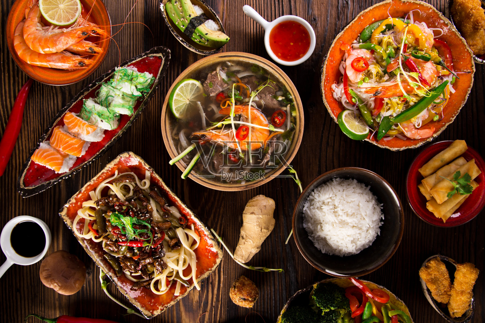 各种亚洲饮食在乡村背景，俯视图，地方的文字。照片摄影图片