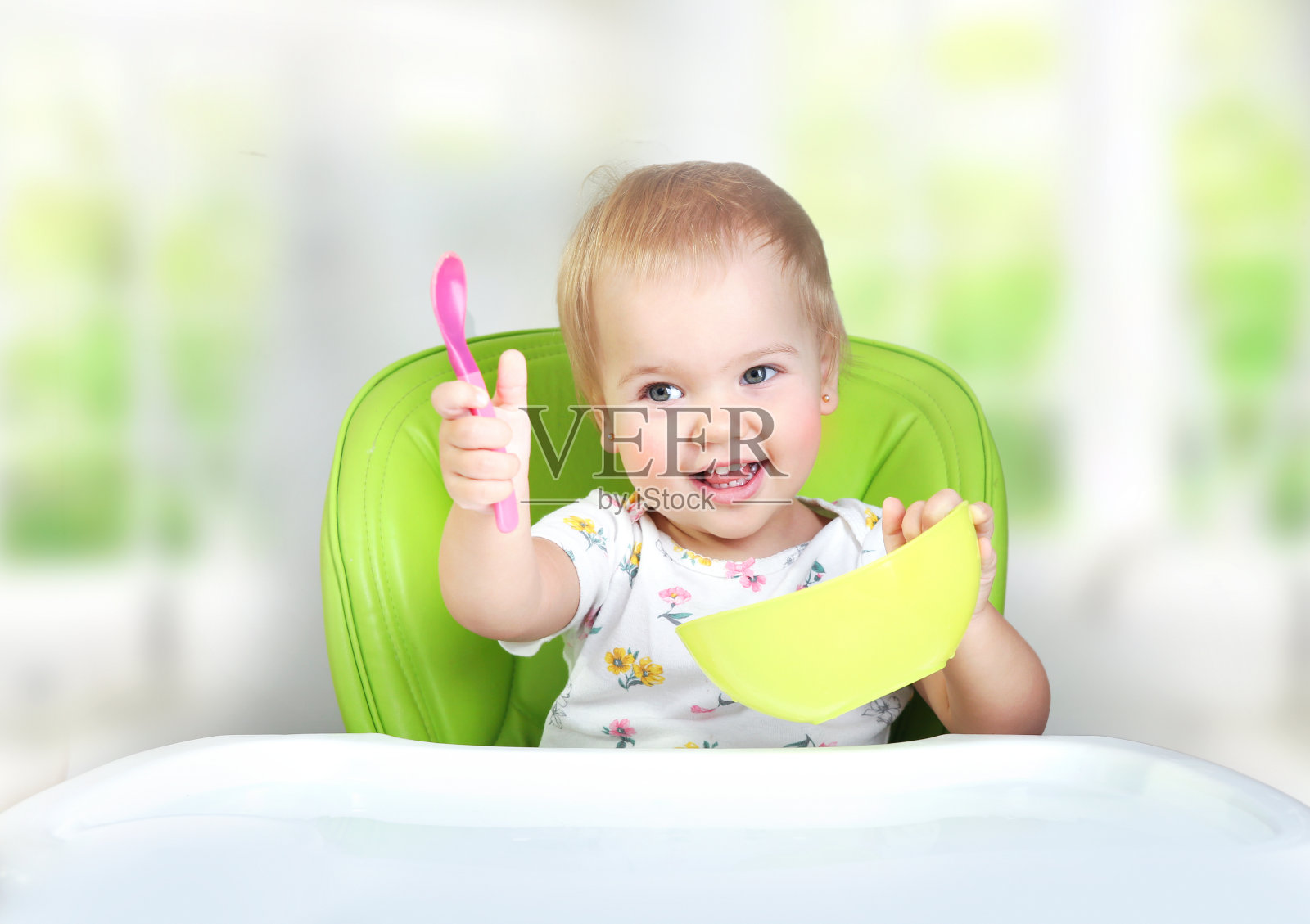 宝贝孩子吃。孩子的营养。照片摄影图片