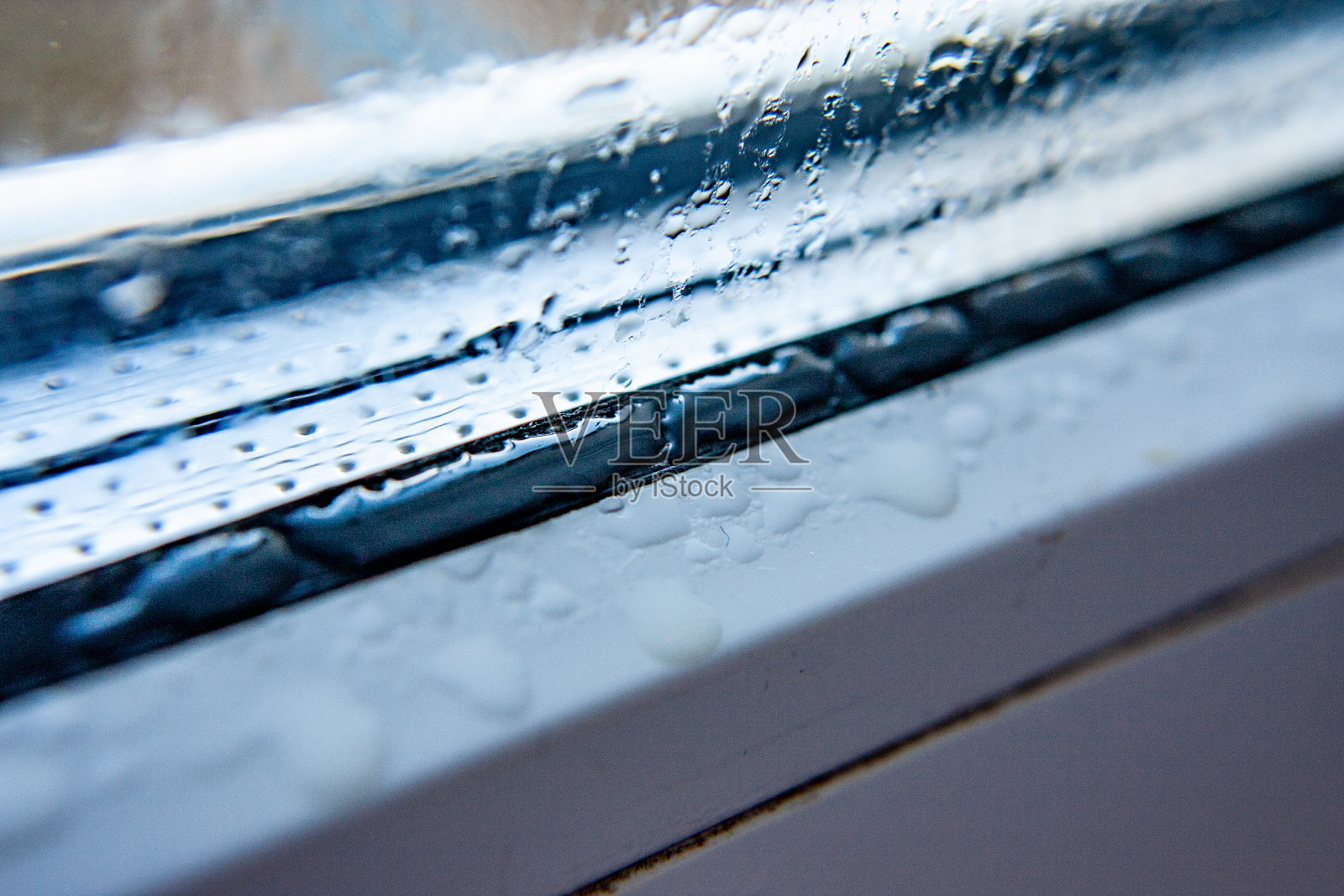 雨滴在玻璃上的背景照片，凝结在窗户上，水平视图，高质量和细节照片摄影图片