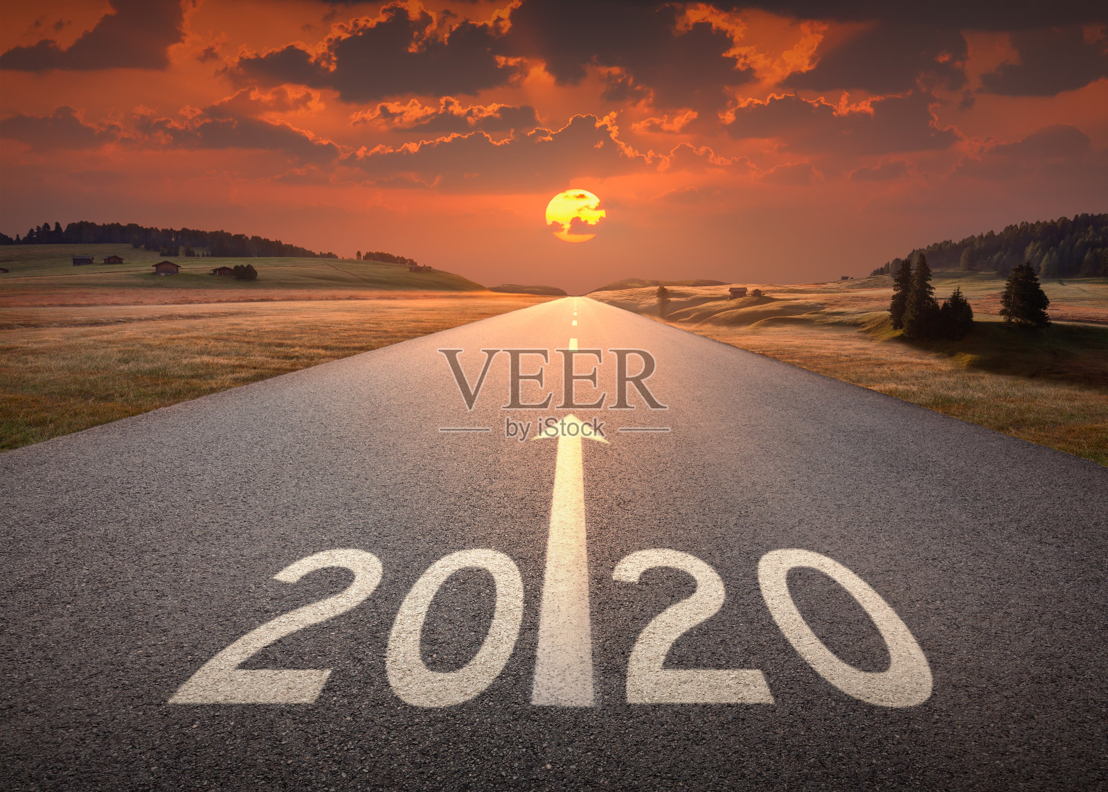 2020年新年在美丽的空旷公路日落照片摄影图片