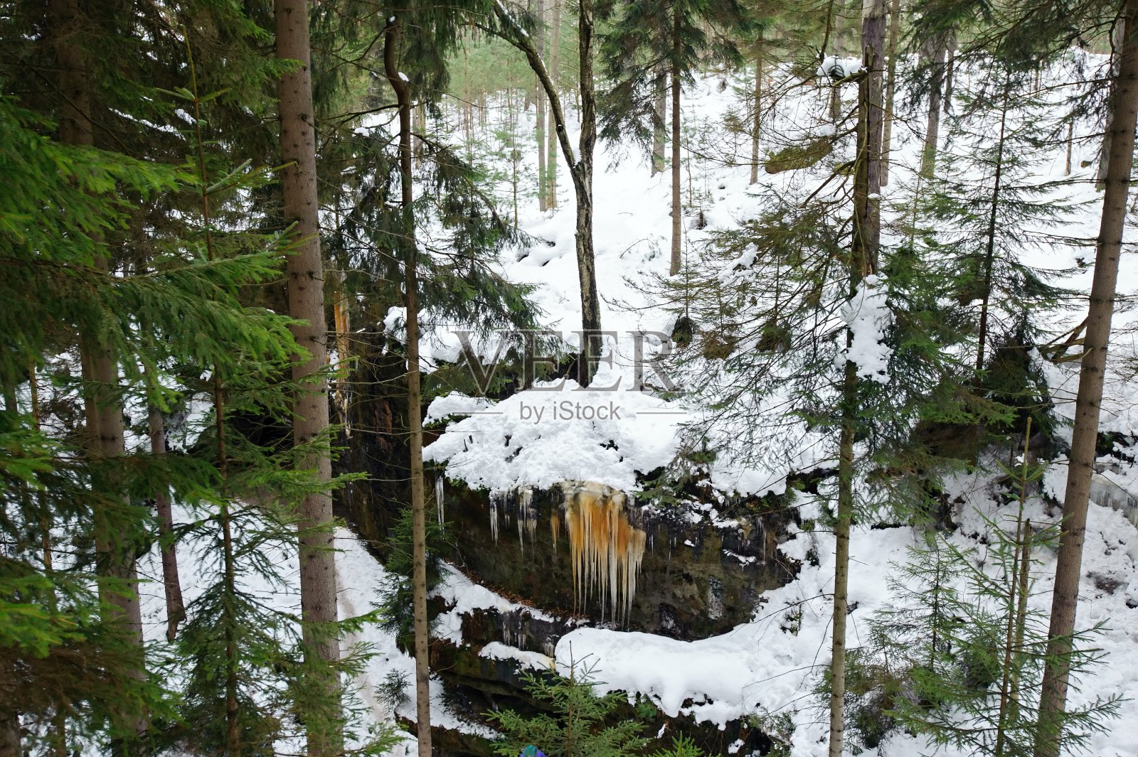 冰冻的瀑布和森林里的雪照片摄影图片