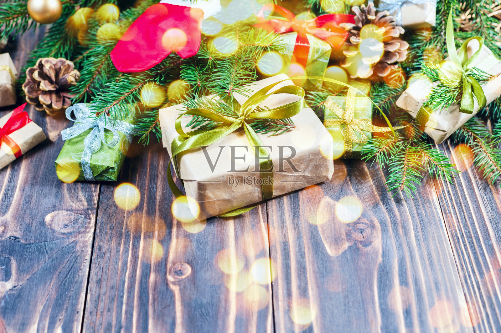 圣诞装饰品。木制的背景和桌子。礼物和装饰物。照片摄影图片
