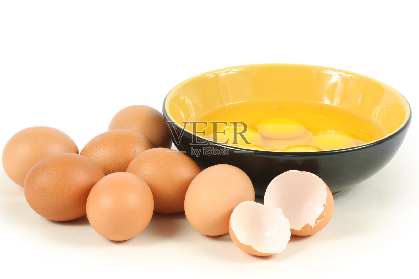 鸡蛋，蛋壳和生蛋黄在碗中特写孤立的白色背景照片摄影图片