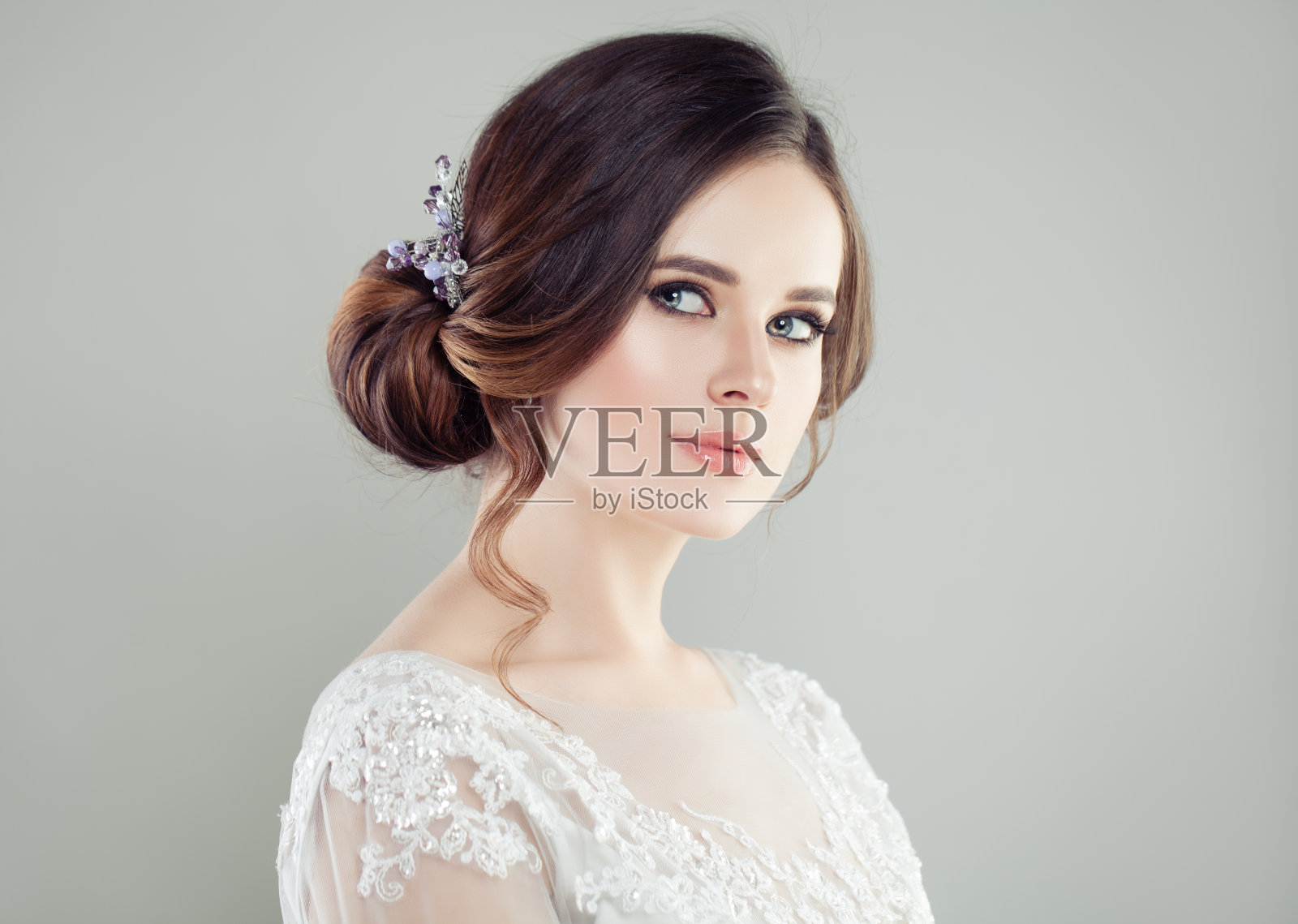 可爱的新娘化妆和新娘的发型，脸部特写照片摄影图片