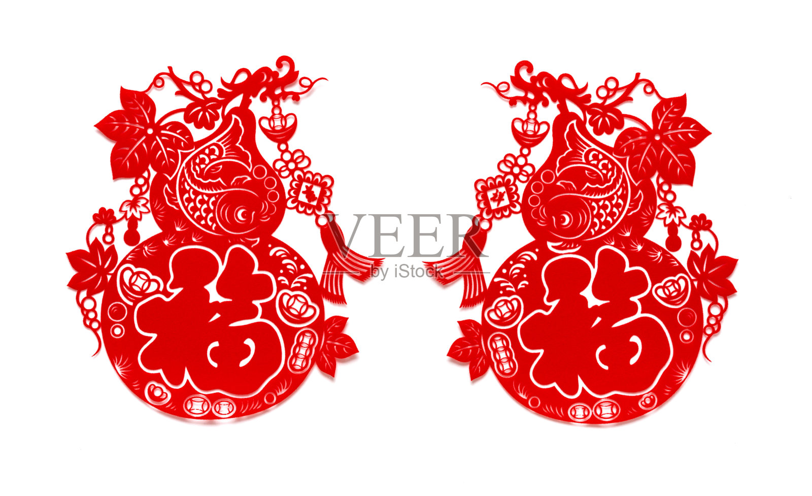 毛茸茸的红色扁平剪纸在白色作为中国新年的象征，中国人意味着好运照片摄影图片