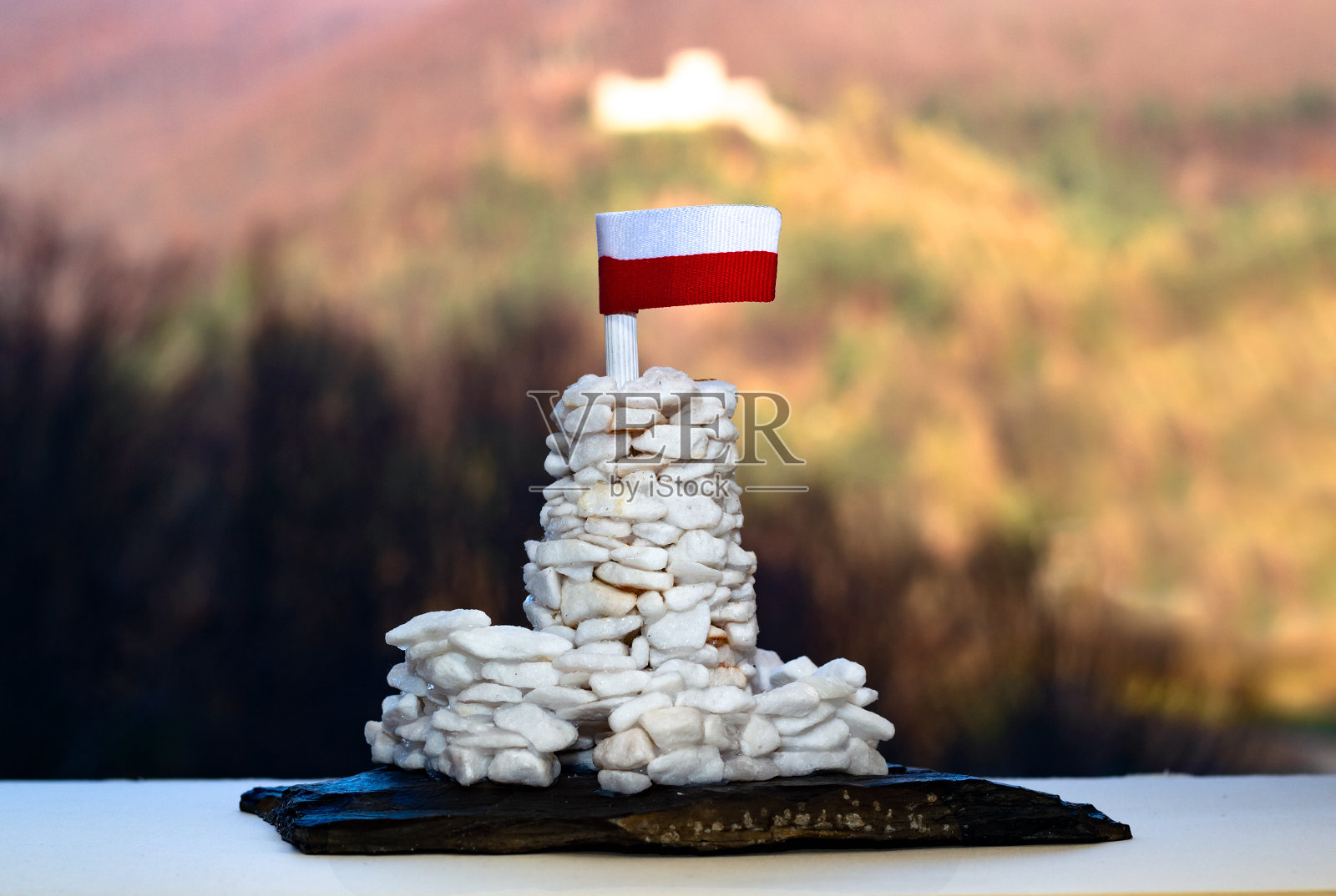 以真实的Rytro城堡为背景，用石头制作的Rytro城堡的缩影照片摄影图片