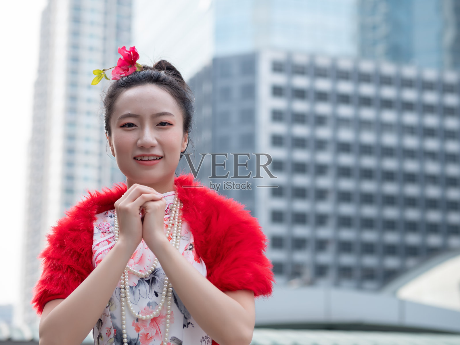 一幅穿着中国服装的亚洲女人的肖像，用特写的手表示感谢。春节快乐的概念照片摄影图片