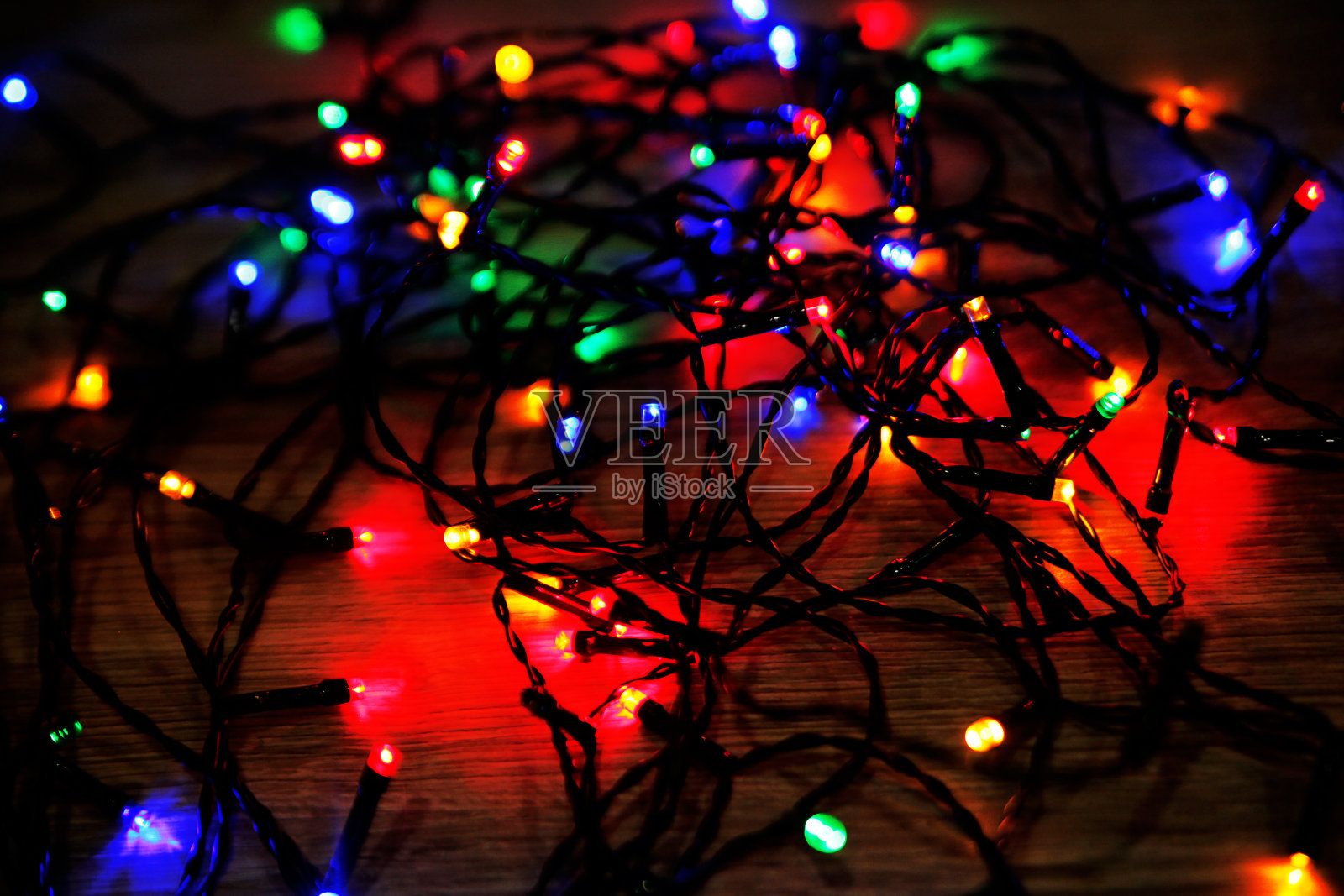 圣诞树上的彩色led灯照片摄影图片