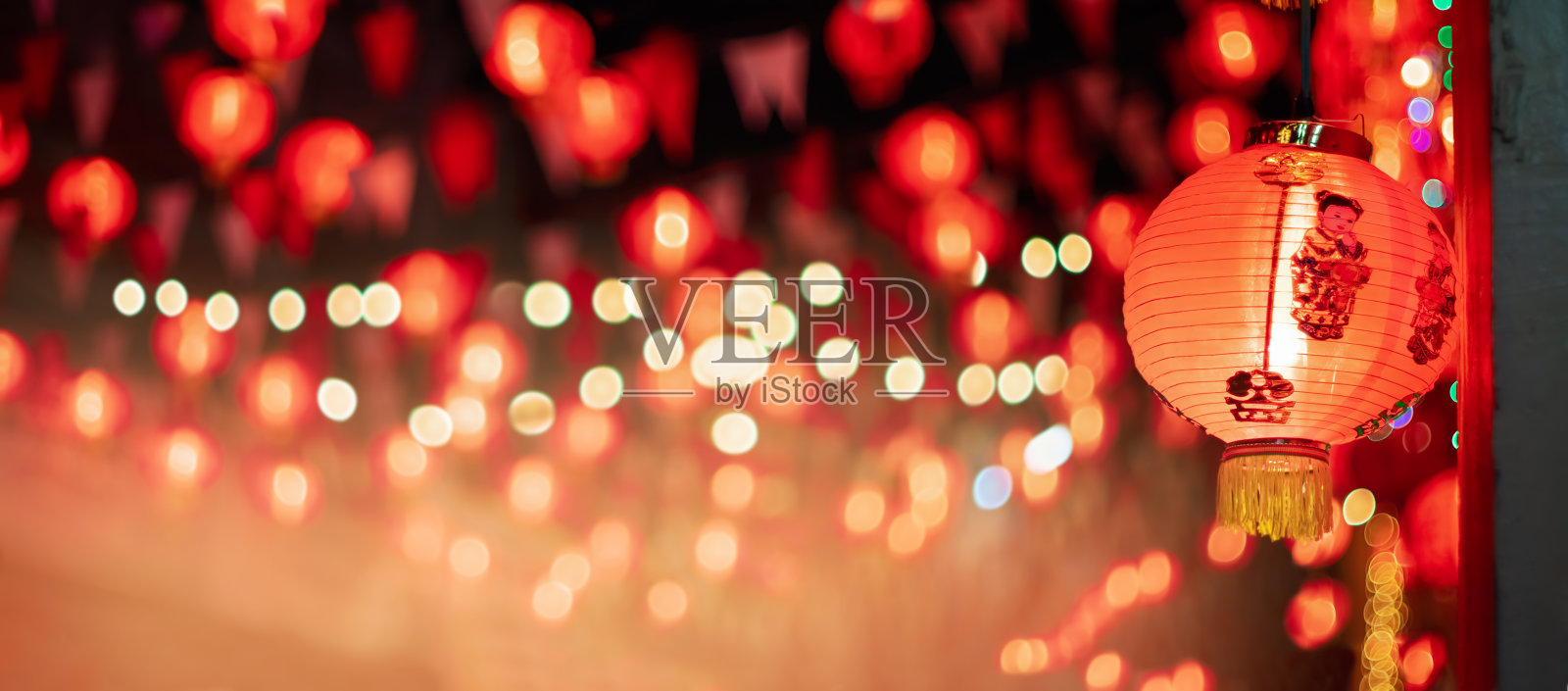 唐人街的中国新年灯笼。彩灯上的文字寓意幸福吉祥照片摄影图片