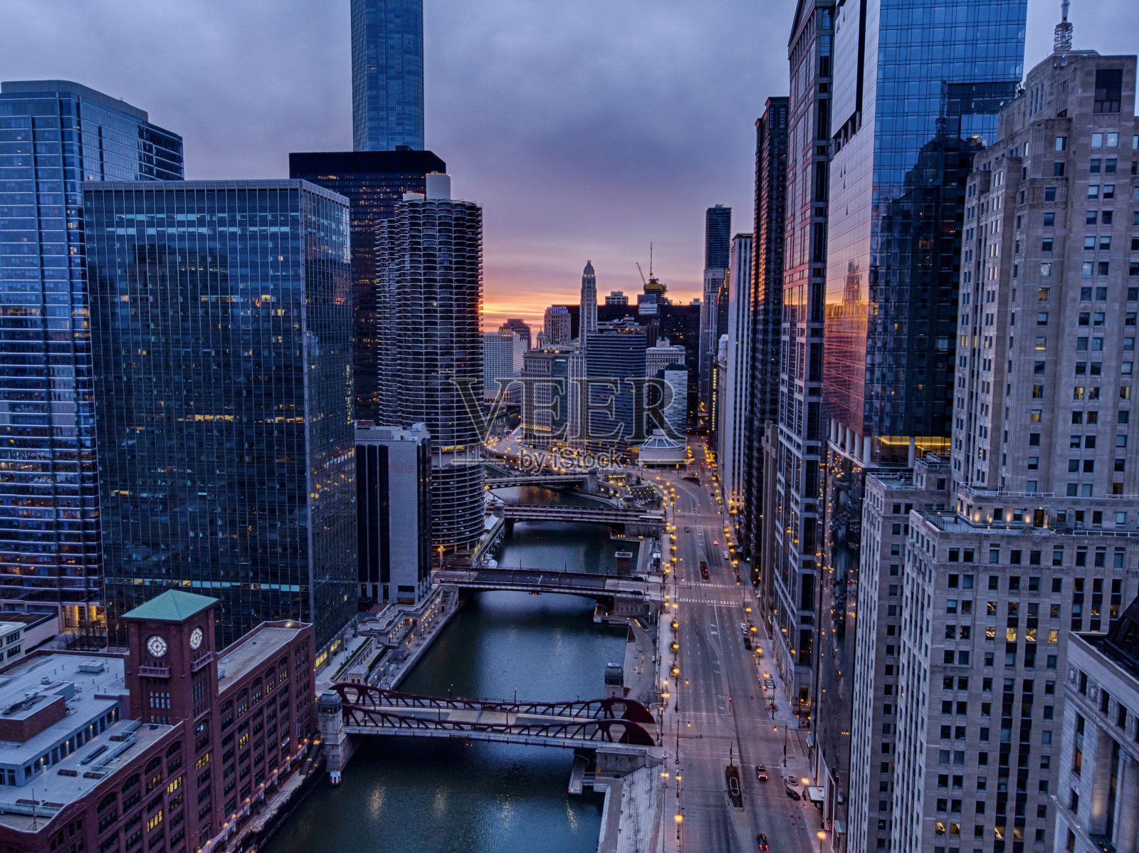 芝加哥河畔步道的日出鸟瞰图照片摄影图片