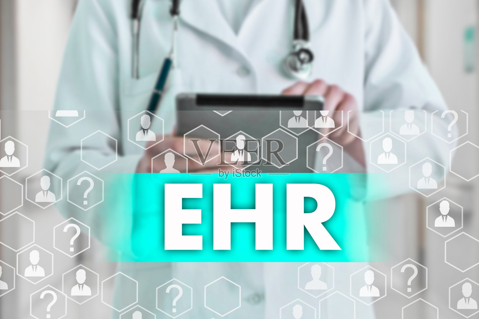 电子健康记录。EHR触摸屏上的医药图标背景模糊医生在医院。创新治疗，服务，数据分析健康。医疗保健概念电子健康记录，EHR照片摄影图片