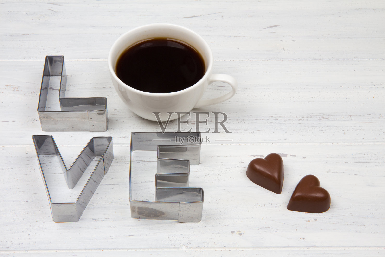 一杯咖啡，巧克力和爱。金属字母照片摄影图片