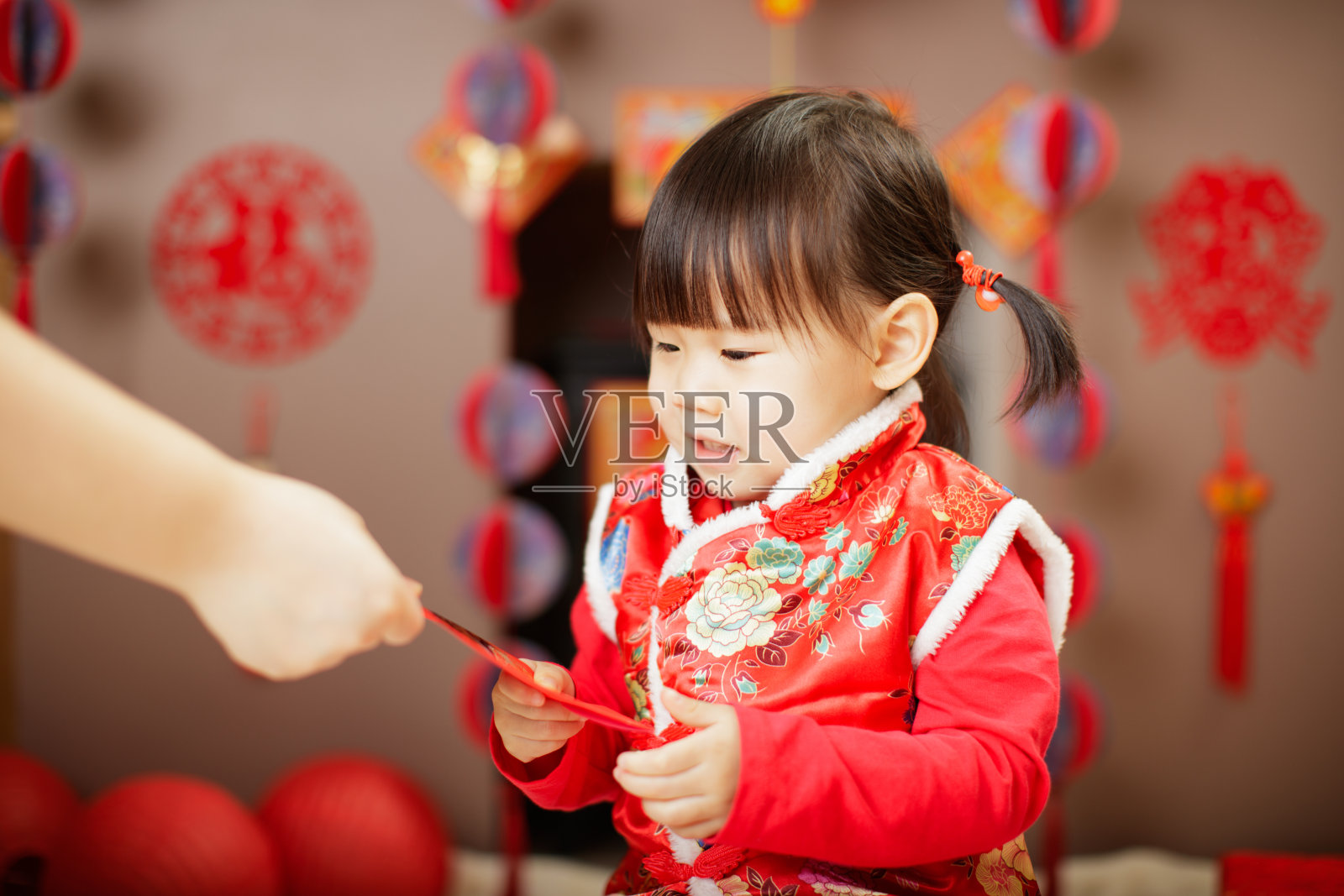 中国女婴传统着装上的“FU”意味着幸运的红包照片摄影图片