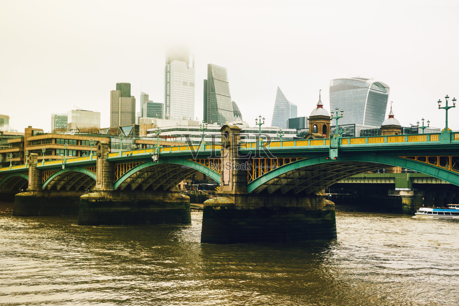 从泰晤士河和萨瑟克桥看伦敦市中心照片摄影图片