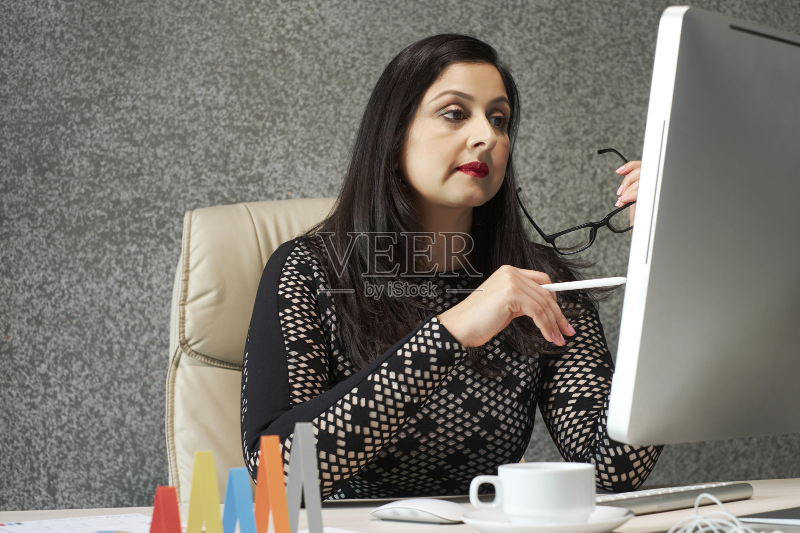 商务女性阅读电子邮件照片摄影图片