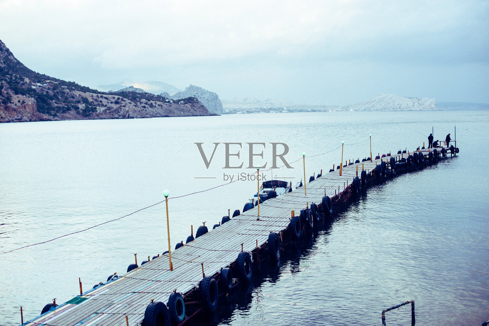 克里米亚黑海上的木制码头照片摄影图片