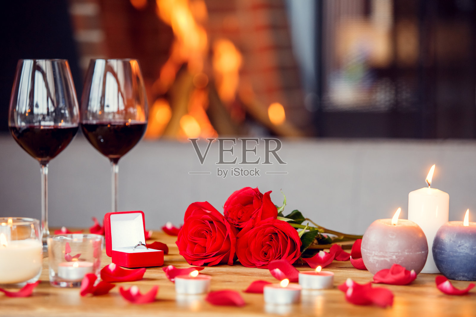约会在餐厅的桌子上装饰着玫瑰花和求婚戒指没有人照片摄影图片
