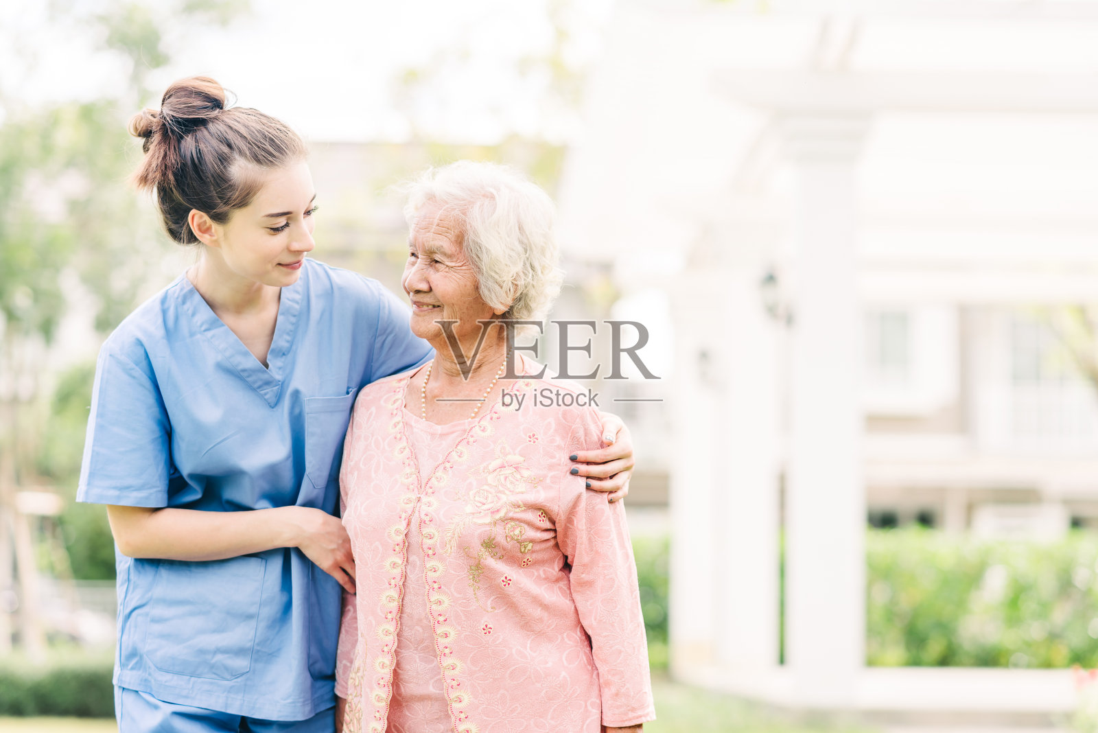 亚洲老年妇女户外护理照片摄影图片