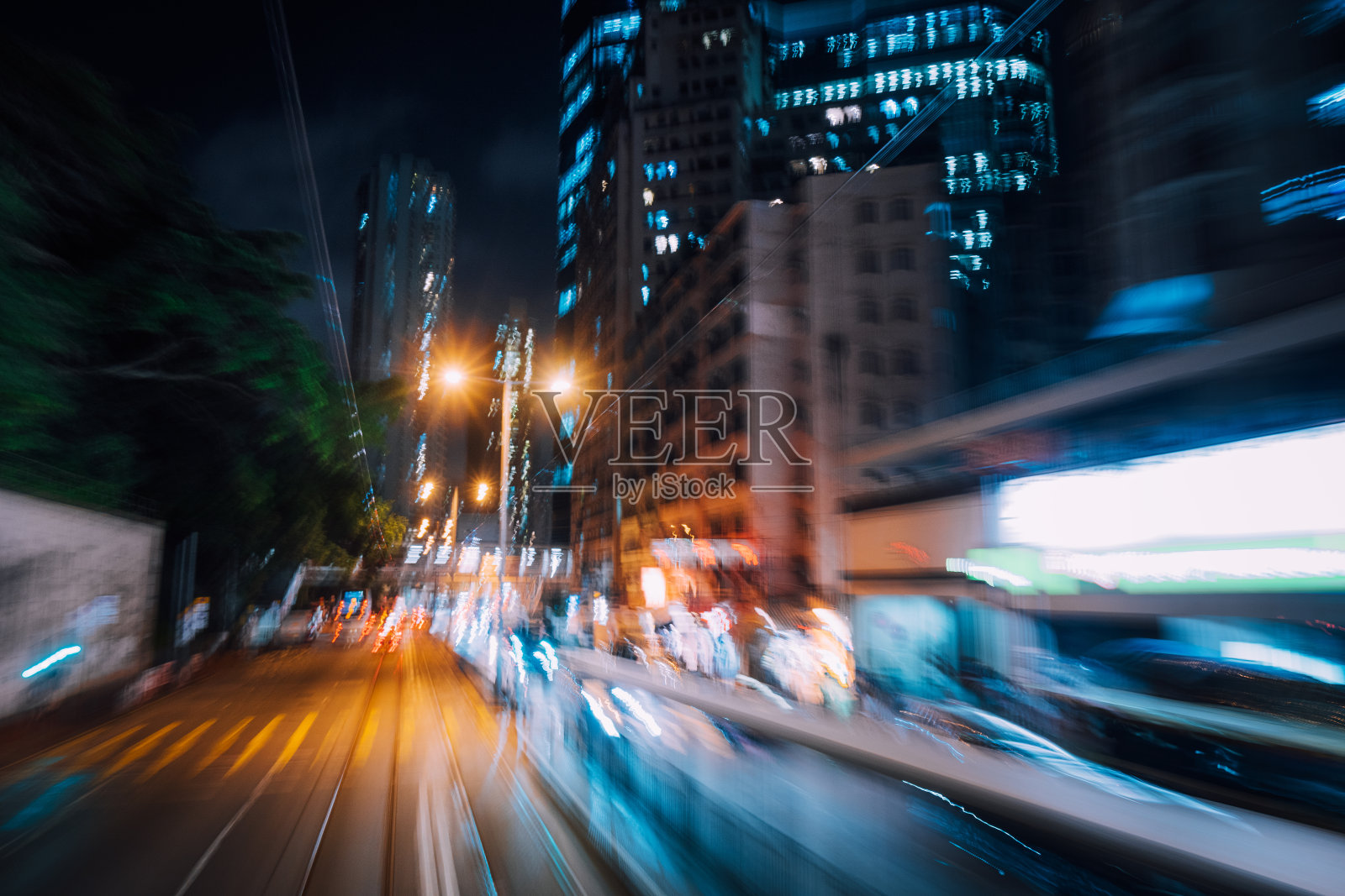 运动速度和光尾巴与夜晚城市背景照片摄影图片