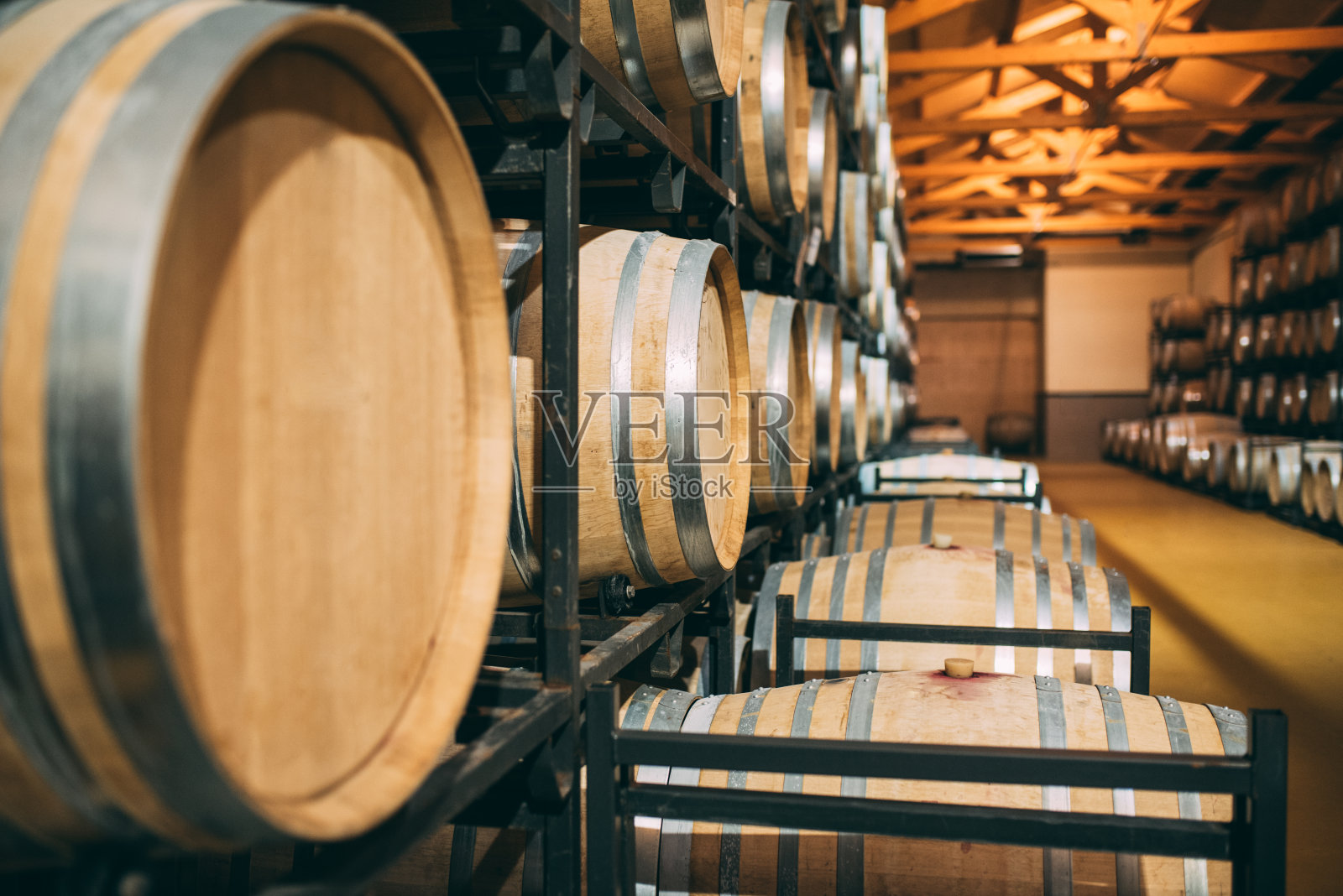 木质酒桶储存在酿酒厂的发酵过程中照片摄影图片