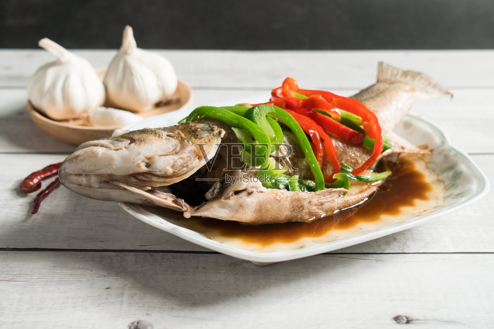 中国传统食物，蒸鲈鱼照片摄影图片