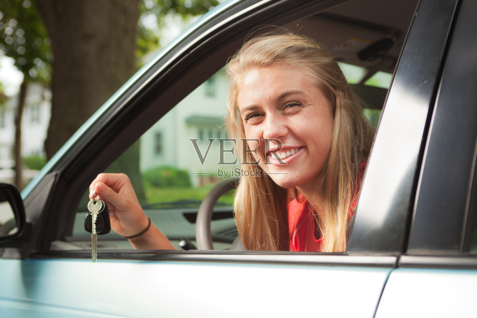 年轻的少女学生司机与她的新车照片摄影图片