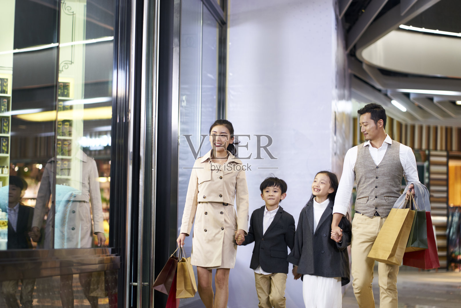 亚洲家庭在购物中心散步照片摄影图片