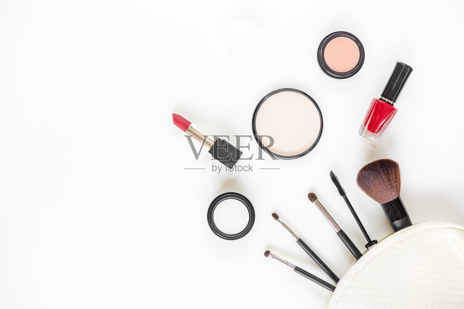 前视图。彩妆化妆品工具及美容化妆品，包装口红、眼影及面部化妆品的白色背景，复制空间。生活方式的概念。照片摄影图片