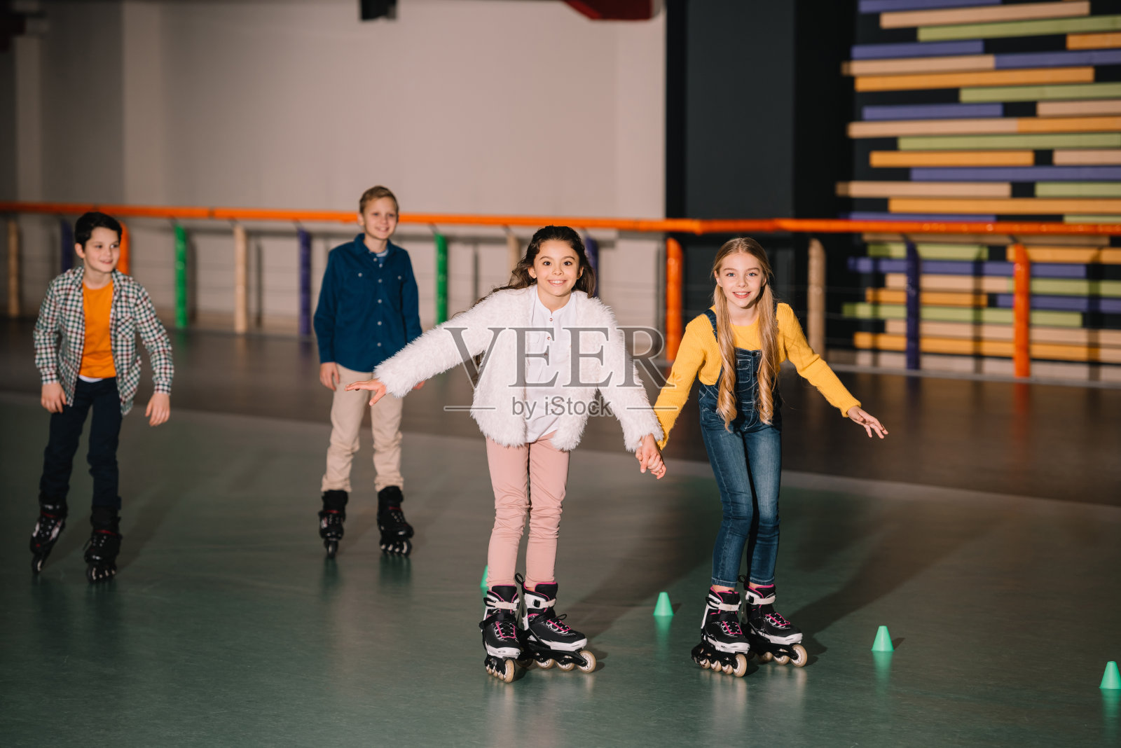 兴奋的孩子们穿着轮滑鞋一起训练照片摄影图片