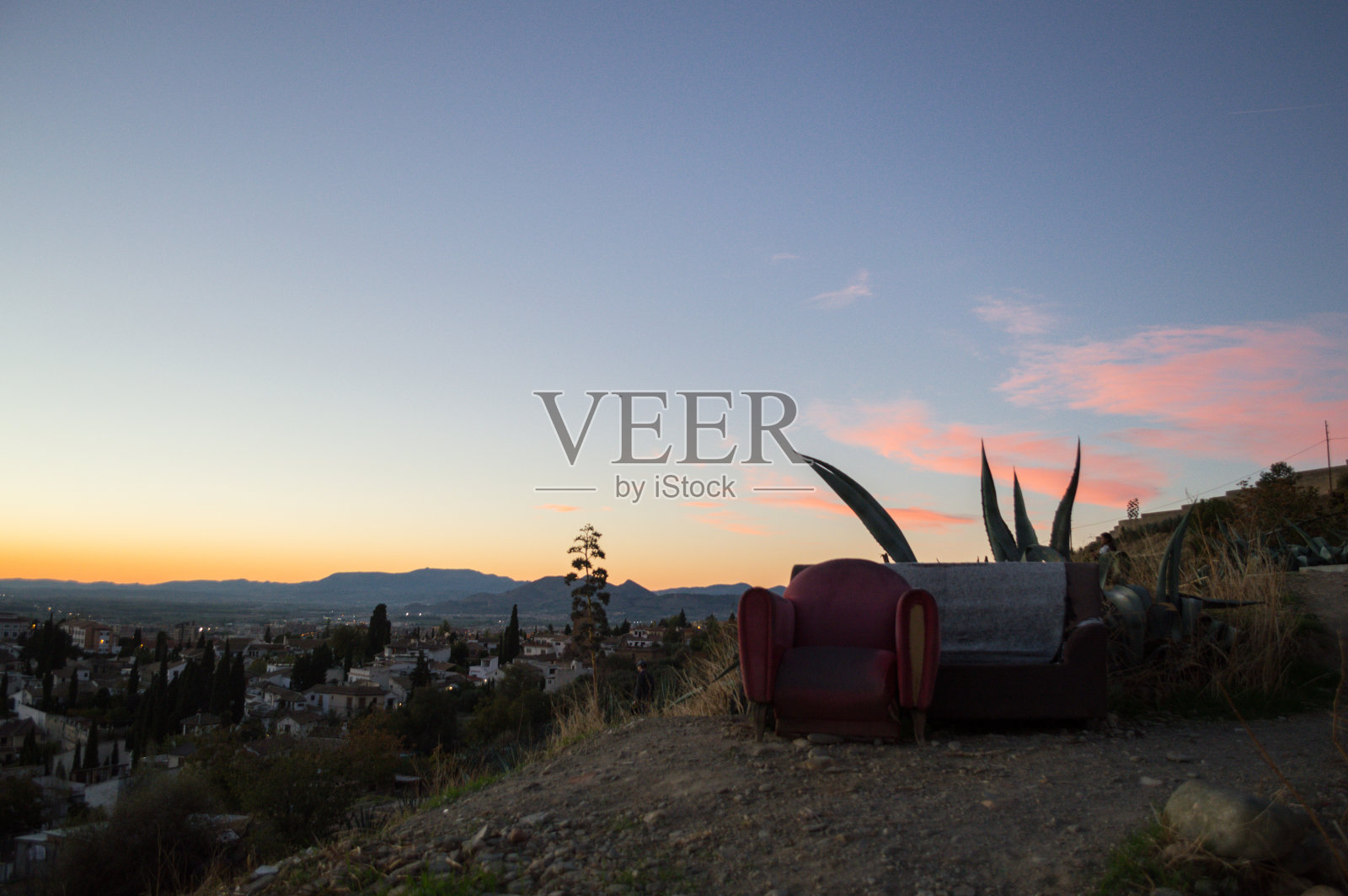 户外沙发和扶手椅在萨克罗蒙特山，格拉纳达，西班牙照片摄影图片