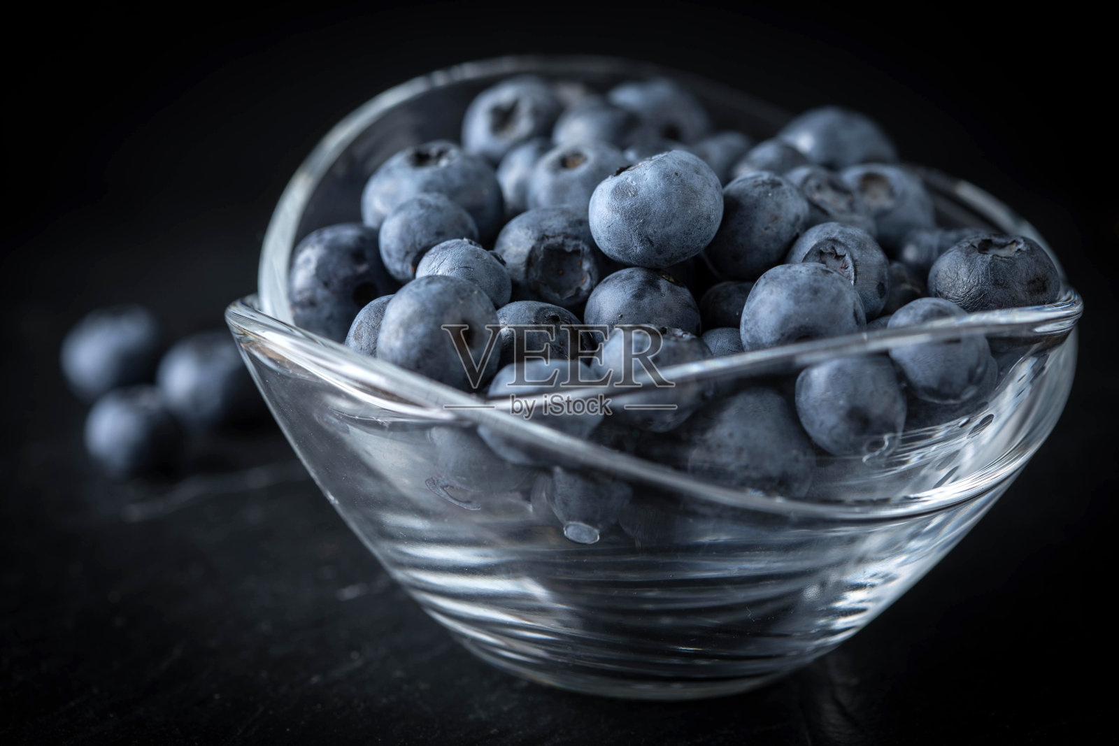 碗里的蓝莓有机抗氧化剂。照片摄影图片
