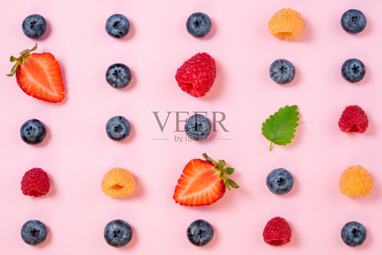 粉红色背景上的浆果图案。平铺混合夏季浆果背景。创造性的极简主义照片摄影图片
