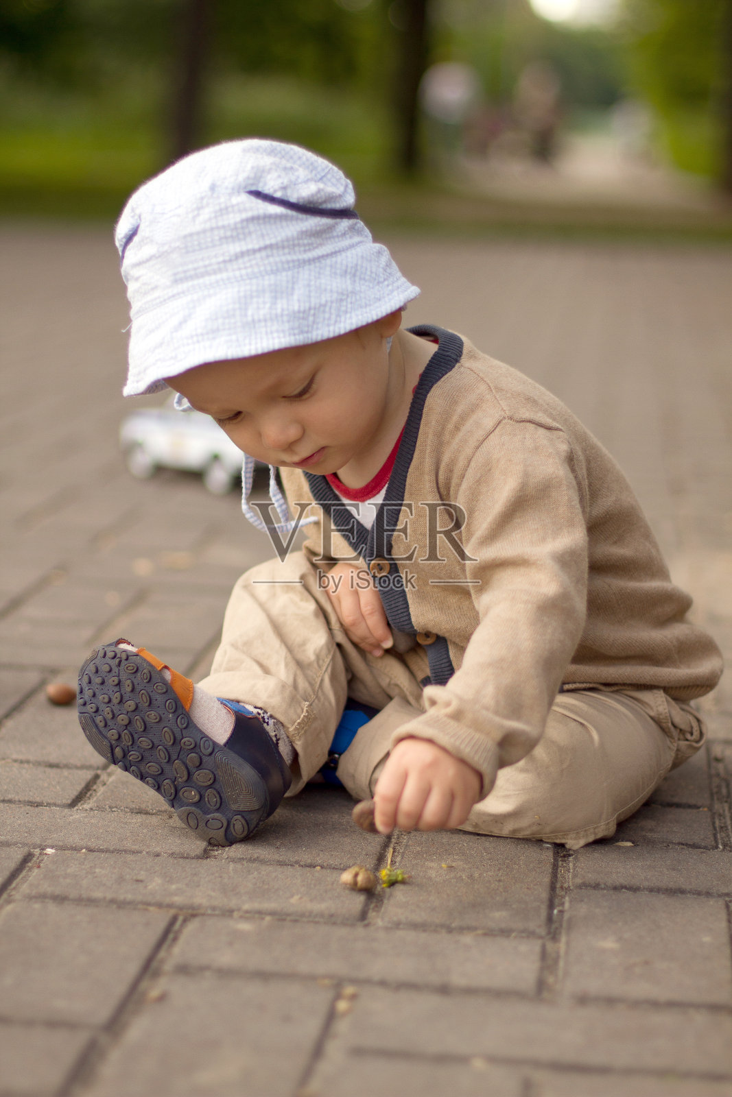 小男孩在公园的地上玩耍。夏季或春季儿童活动照片摄影图片