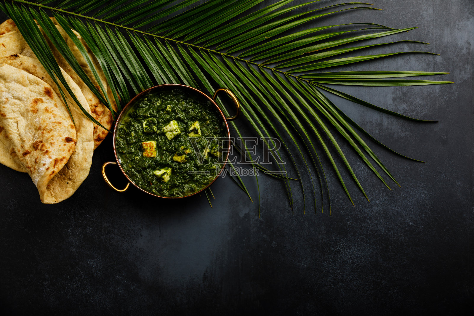 帕拉克奶酪印度食物与奶酪和菠菜铜盘复制空间照片摄影图片