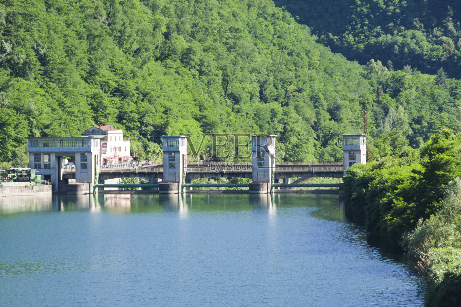 大坝建在青山中间的湛蓝湖水上照片摄影图片