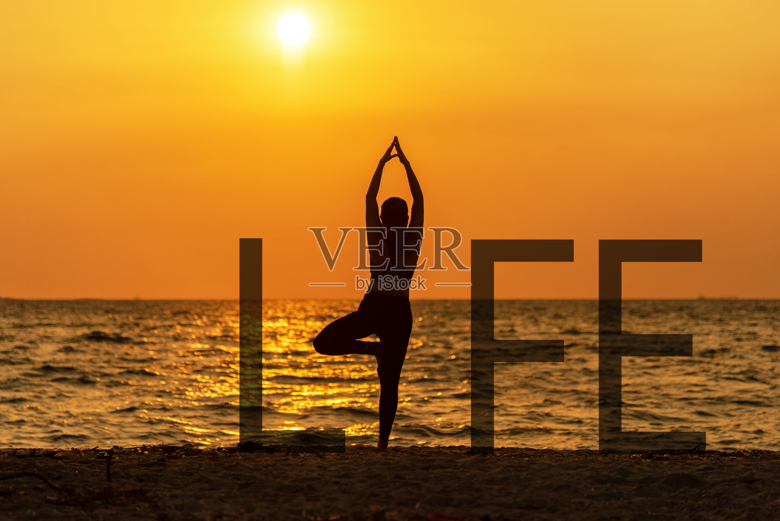 平衡冥想瑜伽精神生活心灵女人和平活力，剪影户外日落，放松生机抽象。照片摄影图片